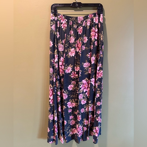 Women’s Skirt - Picture 2 of 2